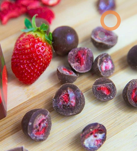 Drageado de morango liofilizado com chocolate meio amargo…